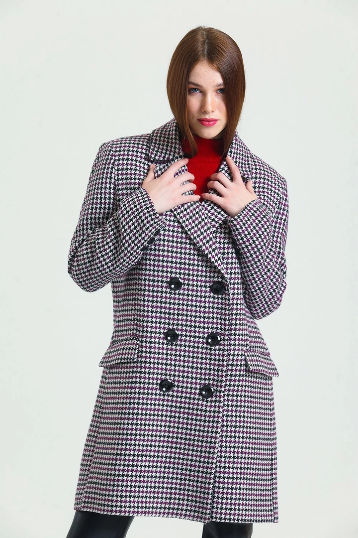 Ein Bekleidungsmodell aus dem Großhandel trägt sns10397-black-purple-goose-feet-6-button-lined-cashmere-coat, türkischer Großhandel Mantel von SENSE