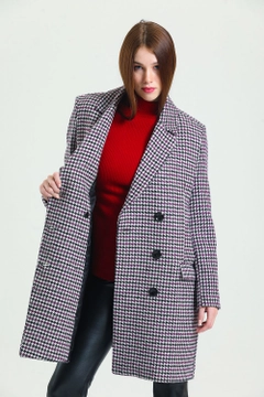 Bir model, SENSE toptan giyim markasının sns10397-black-purple-goose-feet-6-button-lined-cashmere-coat toptan Kaban ürününü sergiliyor.