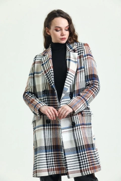 Een kledingmodel uit de groothandel draagt sns10300-beige-plaid-6-button-lined-cashmere-coat, Turkse groothandel Korte broek van SENSE