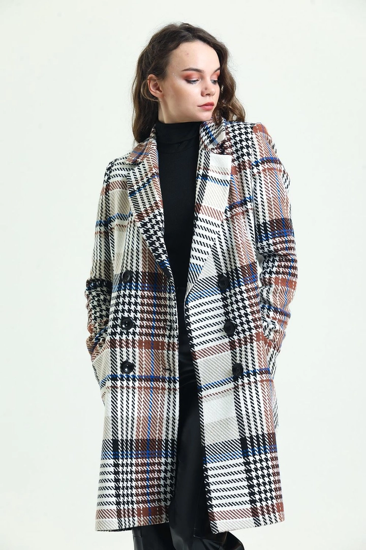 Ένα μοντέλο χονδρικής πώλησης ρούχων φοράει sns10300-beige-plaid-6-button-lined-cashmere-coat, τούρκικο Σορτσάκι χονδρικής πώλησης από SENSE