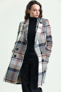 Ένα μοντέλο χονδρικής πώλησης ρούχων φοράει sns10300-beige-plaid-6-button-lined-cashmere-coat, τούρκικο Σορτσάκι χονδρικής πώλησης από SENSE