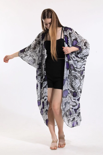 Bir model, SENSE toptan giyim markasının  Ekru Lila Yılan Desen Şifon Plaj Kimono
 toptan Kimono ürününü sergiliyor.