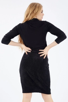 A wholesale clothing model wears sns10454-black-hidden-zipper-long-velvet-skirt, Turkish wholesale Skirt of SENSE