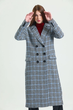 Ein Bekleidungsmodell aus dem Großhandel trägt sns10585-sense-black-saks-crow's-feet-lined-patterned-long-coat, türkischer Großhandel Mantel von SENSE