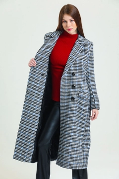 Ein Bekleidungsmodell aus dem Großhandel trägt sns10585-sense-black-saks-crow's-feet-lined-patterned-long-coat, türkischer Großhandel Mantel von SENSE