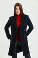 Bir model,  toptan giyim markasının sns10598-sense-black-stamped-6-buttons-lined-stamped-coat toptan  ürününü sergiliyor.