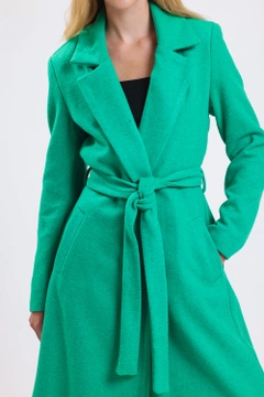 Bir model, SENSE toptan giyim markasının sns10658-sense-green-slit-detailed-belted-long-cashmere-coat toptan Kaban ürününü sergiliyor.