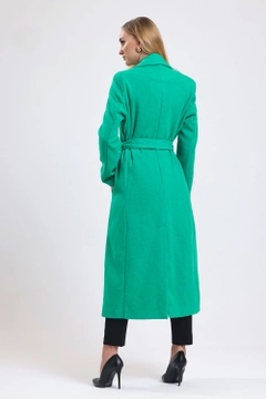 Una modella di abbigliamento all'ingrosso indossa sns10658-sense-green-slit-detailed-belted-long-cashmere-coat, vendita all'ingrosso turca di Cappotto di SENSE