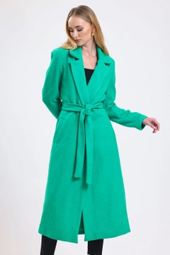 Bir model, SENSE toptan giyim markasının sns10658-sense-green-slit-detailed-belted-long-cashmere-coat toptan Kaban ürününü sergiliyor.