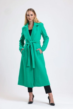 Ein Bekleidungsmodell aus dem Großhandel trägt sns10658-sense-green-slit-detailed-belted-long-cashmere-coat, türkischer Großhandel Mantel von SENSE
