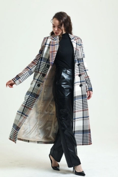 Ein Bekleidungsmodell aus dem Großhandel trägt sns10660-sense-beige-plaid-lined-patterned-long-coat, türkischer Großhandel Mantel von SENSE