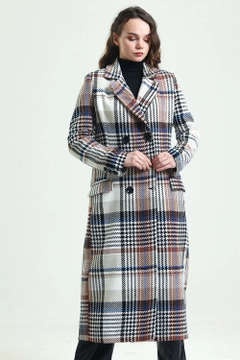 Een kledingmodel uit de groothandel draagt sns10660-sense-beige-plaid-lined-patterned-long-coat, Turkse groothandel Jas van SENSE