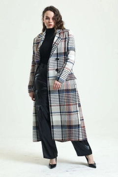 Una modelo de ropa al por mayor lleva sns10660-sense-beige-plaid-lined-patterned-long-coat, Abrigo turco al por mayor de SENSE