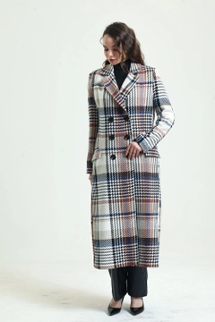 Una modella di abbigliamento all'ingrosso indossa sns10660-sense-beige-plaid-lined-patterned-long-coat, vendita all'ingrosso turca di Cappotto di SENSE