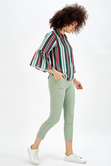 Bir model, SENSE toptan giyim markasının  Sense Su Yeşili Yeşil Pantolon - Bilekte Atlas Kumas Pantolon
 toptan Pantolon ürününü sergiliyor.