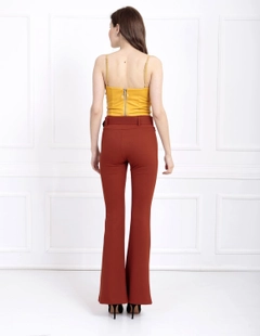 Una modella di abbigliamento all'ingrosso indossa sns10668-sense-belted-knitted-fabric-trousers-pnt32439, vendita all'ingrosso turca di Pantaloni di SENSE