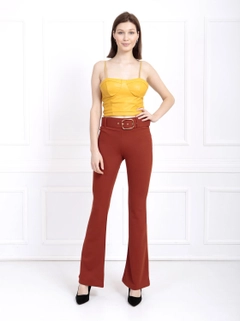 Una modelo de ropa al por mayor lleva sns10668-sense-belted-knitted-fabric-trousers-pnt32439, Pantalón turco al por mayor de SENSE