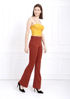 Bir model, SENSE toptan giyim markasının sns10668-sense-belted-knitted-fabric-trousers-pnt32439 toptan Pantolon ürününü sergiliyor.