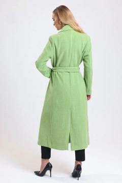 Un mannequin de vêtements en gros porte sns10670-sense-mint-slit-detailed-belted-long-cuff-coat, Manteau en gros de SENSE en provenance de Turquie