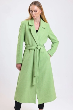 Ein Bekleidungsmodell aus dem Großhandel trägt sns10670-sense-mint-slit-detailed-belted-long-cuff-coat, türkischer Großhandel Mantel von SENSE