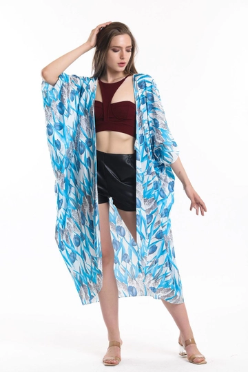 Bir model, SENSE toptan giyim markasının  Sense Lale Des.Mavi Şifon Plaj Kimono
 toptan Kimono ürününü sergiliyor.