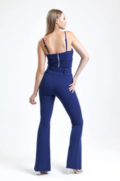 Een kledingmodel uit de groothandel draagt sns10607-sense-saks-belted-knitted-fabric-trousers-pnt32439, Turkse groothandel Broek van SENSE