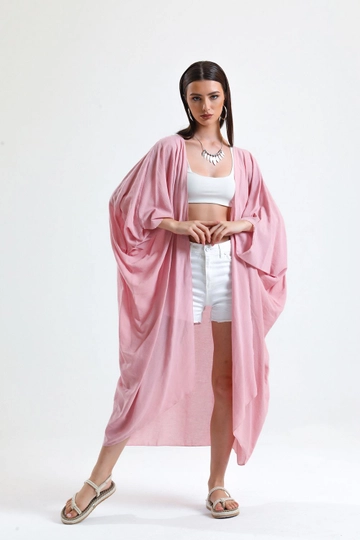 Una modella di abbigliamento all'ingrosso indossa  Kimono da spiaggia in chiffon lilla Sense
, vendita all'ingrosso turca di Kimono di SENSE