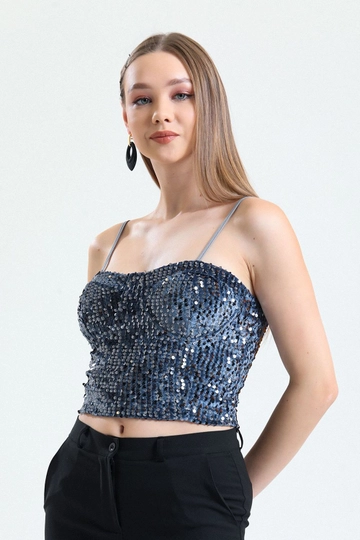 Bir model, SENSE toptan giyim markasının  Sense Koyu Gri Fermuarlı Payetli Kadife Bustier
 toptan Büstiyer ürününü sergiliyor.