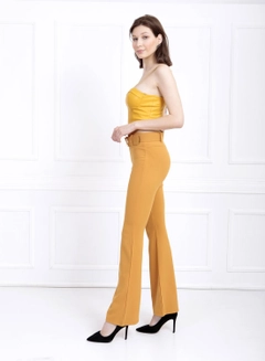 Una modelo de ropa al por mayor lleva sns10628-sense-mustard-flare-leg-belted-knitted-fabric-trousers-pnt32439, Pantalón turco al por mayor de SENSE