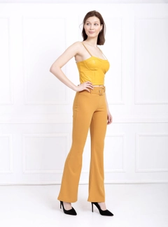 Een kledingmodel uit de groothandel draagt sns10628-sense-mustard-flare-leg-belted-knitted-fabric-trousers-pnt32439, Turkse groothandel Broek van SENSE