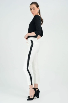 A wholesale clothing model wears sns10637-sense-ecru-trousers-so-striped-ankle-pencil-trousers, Turkish wholesale Pants of SENSE