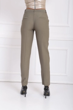 Een kledingmodel uit de groothandel draagt sns10740-sense-khaki-waist-bridged-ornamental-stitched-trousers, Turkse groothandel Broek van SENSE