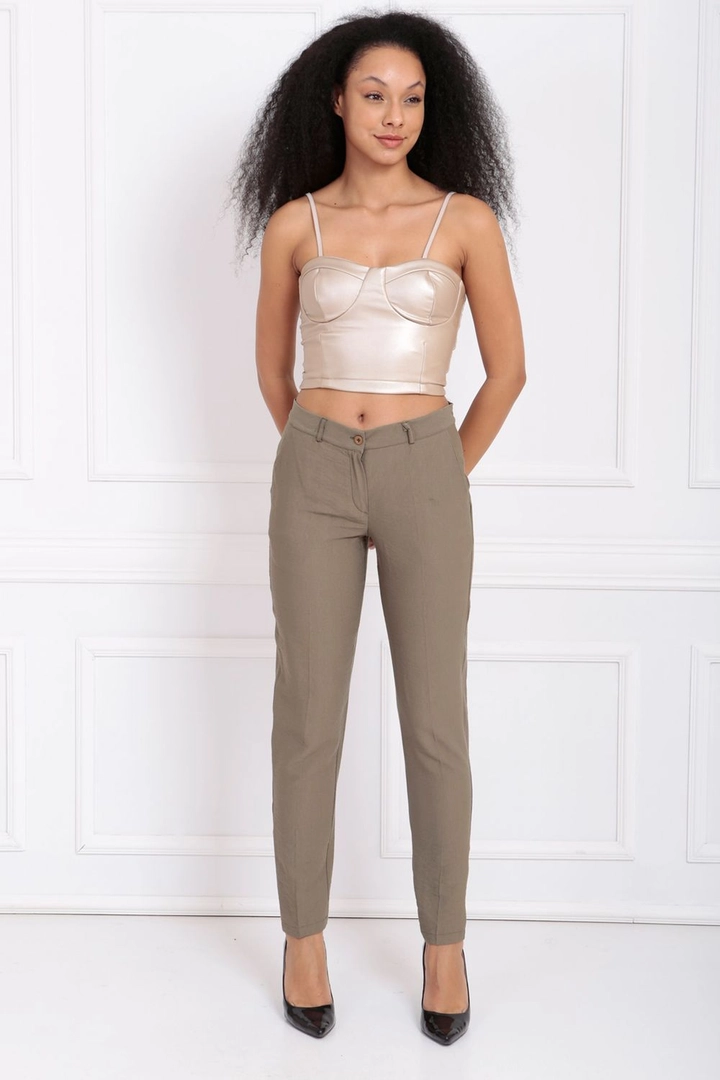 Ένα μοντέλο χονδρικής πώλησης ρούχων φοράει sns10740-sense-khaki-waist-bridged-ornamental-stitched-trousers, τούρκικο Παντελόνι χονδρικής πώλησης από SENSE
