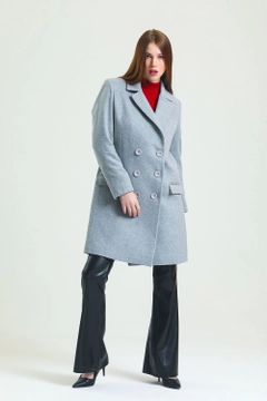 Ein Bekleidungsmodell aus dem Großhandel trägt sns10746-sense-gray-lined-stamp-plus-size-coat, türkischer Großhandel Mantel von SENSE