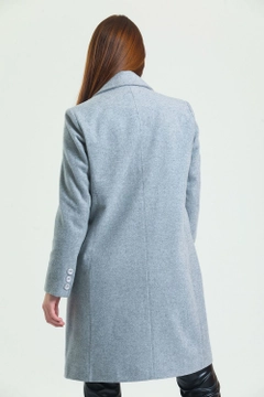 Ένα μοντέλο χονδρικής πώλησης ρούχων φοράει sns10746-sense-gray-lined-stamp-plus-size-coat, τούρκικο Σακάκι χονδρικής πώλησης από SENSE