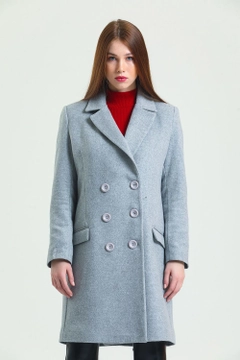 Een kledingmodel uit de groothandel draagt sns10746-sense-gray-lined-stamp-plus-size-coat, Turkse groothandel Jas van SENSE