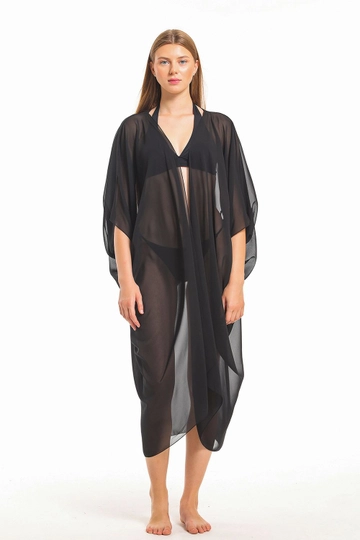 Una modella di abbigliamento all'ingrosso indossa  Kimono da spiaggia in chiffon nero Sense
, vendita all'ingrosso turca di Kimono di SENSE