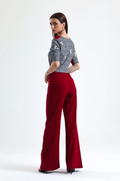 Bir model, SENSE toptan giyim markasının sns10706-sense-dark-gray-plaid-blouse-with-banded-sides-and-shoulders toptan Bluz ürününü sergiliyor.