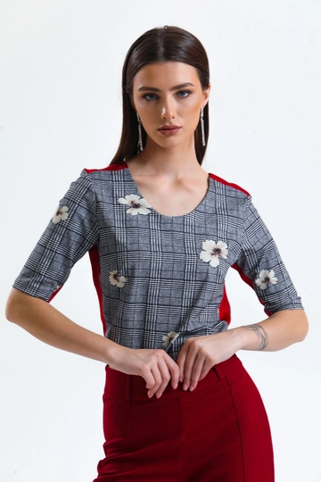 Bir model, SENSE toptan giyim markasının  Sense Koyu Grı Ekose Yanları Ve Omuzu Bantlı Bluz
 toptan  ürününü sergiliyor.