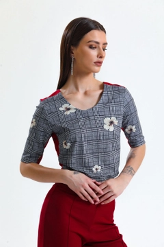 Bir model, SENSE toptan giyim markasının sns10706-sense-dark-gray-plaid-blouse-with-banded-sides-and-shoulders toptan Bluz ürününü sergiliyor.