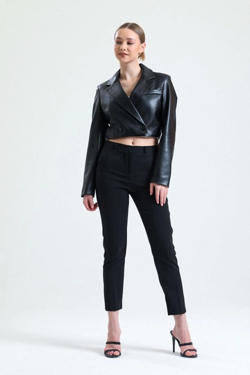 Bir model, SENSE toptan giyim markasının  Sense U.Siyah Pantolon - Bilekte Atlas Kumas Pantolon
 toptan Pantolon ürününü sergiliyor.