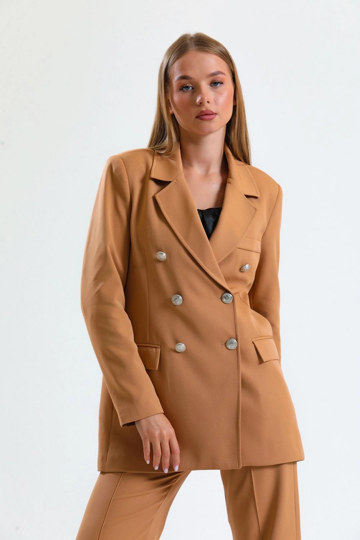 A wholesale clothing model wears sns10711-sense-camel-lined-hürrem-fabric-oversize-blazer-jacket, Turkish wholesale Jacket of SENSE