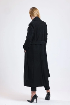 Una modella di abbigliamento all'ingrosso indossa sns10854-sense-black-slit-detailed-belted-long-cuff-coat, vendita all'ingrosso turca di Cappotto di SENSE