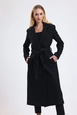 Ein Bekleidungsmodell aus dem Großhandel trägt sns10854-sense-black-slit-detailed-belted-long-cuff-coat, türkischer Großhandel  von 