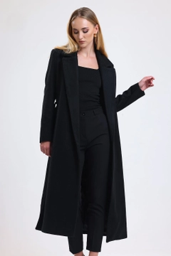 Una modella di abbigliamento all'ingrosso indossa sns10854-sense-black-slit-detailed-belted-long-cuff-coat, vendita all'ingrosso turca di Cappotto di SENSE