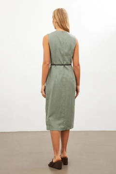 Bir model, Setre toptan giyim markasının str11441-dress-oil-green toptan Elbise ürününü sergiliyor.