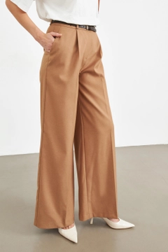 Una modella di abbigliamento all'ingrosso indossa str11365-trousers-beige, vendita all'ingrosso turca di Pantaloni di Setre