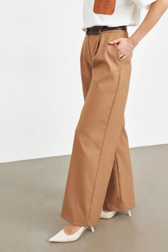 Una modelo de ropa al por mayor lleva str11365-trousers-beige, Pantalón turco al por mayor de Setre