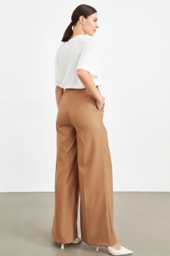 Una modella di abbigliamento all'ingrosso indossa str11365-trousers-beige, vendita all'ingrosso turca di Pantaloni di Setre