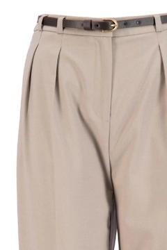 Un mannequin de vêtements en gros porte str11365-trousers-beige, Pantalon en gros de Setre en provenance de Turquie